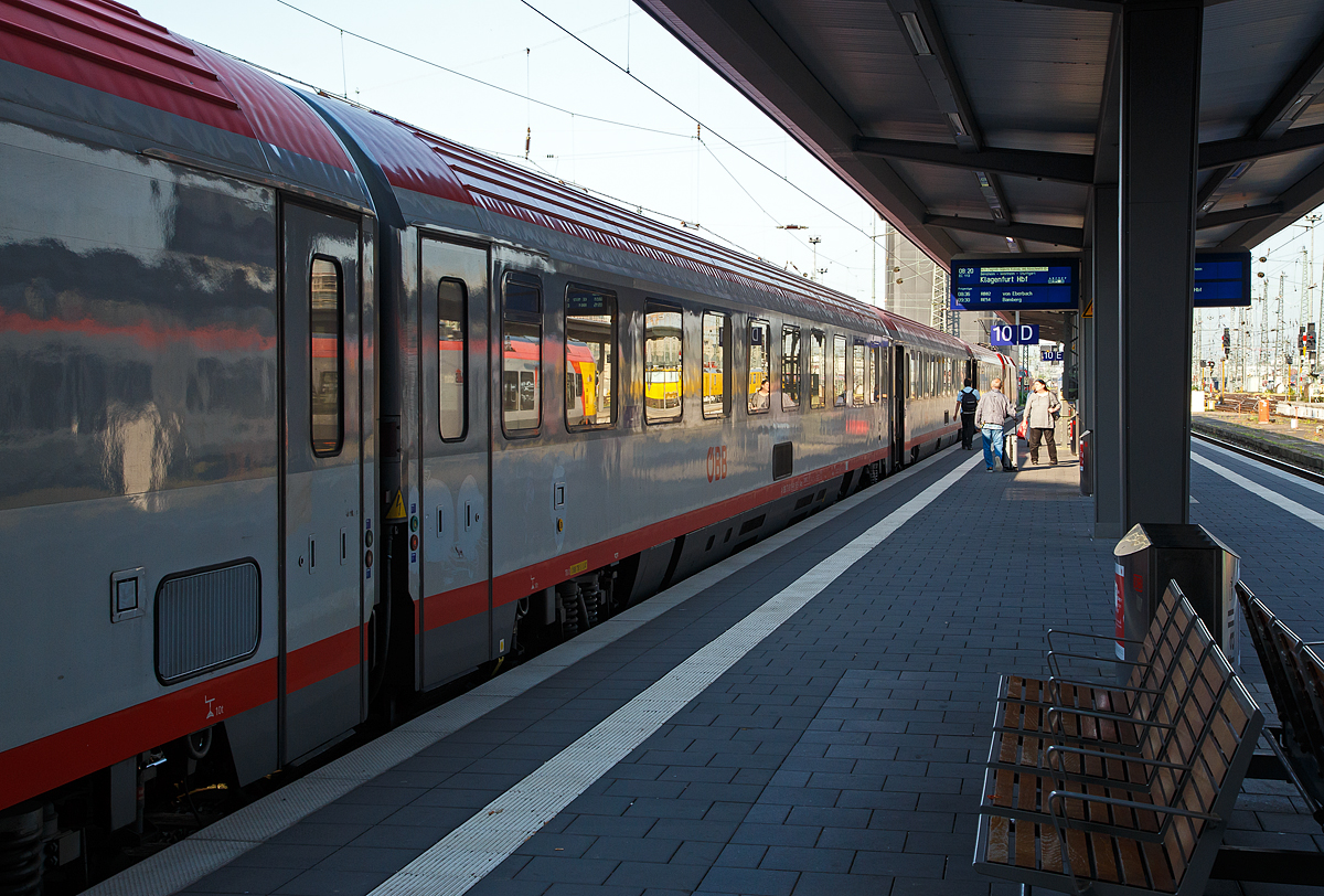 ÖBB 2. Klasse Großraumwagen der Bauart Amz 73, A-ÖBB 73 81 19-91 505-1 Amz, als Wagen Nr. 275 eingereiht in den EC 113 „Blauer Enzian“ (Frankfurt am Main Hbf - Klagenfurt Hbf) als Kurswagen des  EC 213 „Mimara“ nach Zagreb, am 04.06.2019 im Hbf Frankfurt am Main. 

Diese vierachsigen 2. Klasse Eurofima-Wagen (UIC-Typ Z1) sind seit 1991 bei den OBB in Betrieb und werden für den Fernverkehr auf allen europäischen Normalspurstrecken eingesetzt. Die Wagen wurden zwischen 2002 und 2008 modernisiert und sind Druckertüchtigt.

TECHNISCHE DATEN: 
Hersteller: Jenbacher Werke oder SGP Simmering (Anfang der 1990er)
Spurweite: 1.435 mm 
Länge über Puffer:  26 400 mm
Drehzapfenabstand:  19.000 mm
Achsstand:  21.500 mm
Achsstand im Drehgestell:  2.500 mm
Drehgestellbauart: SGP-300 R
Leergewicht: ca. 50 t
Höchstgeschwindigkeit:  200 km/h
Sitzplätze: 46 in der 1. Klasse
Abteile:  9 vollklimatisierte 6er-Abteile
Toiletten: 2 (geschlossenes System)
Bremse: O-PR-Mg
