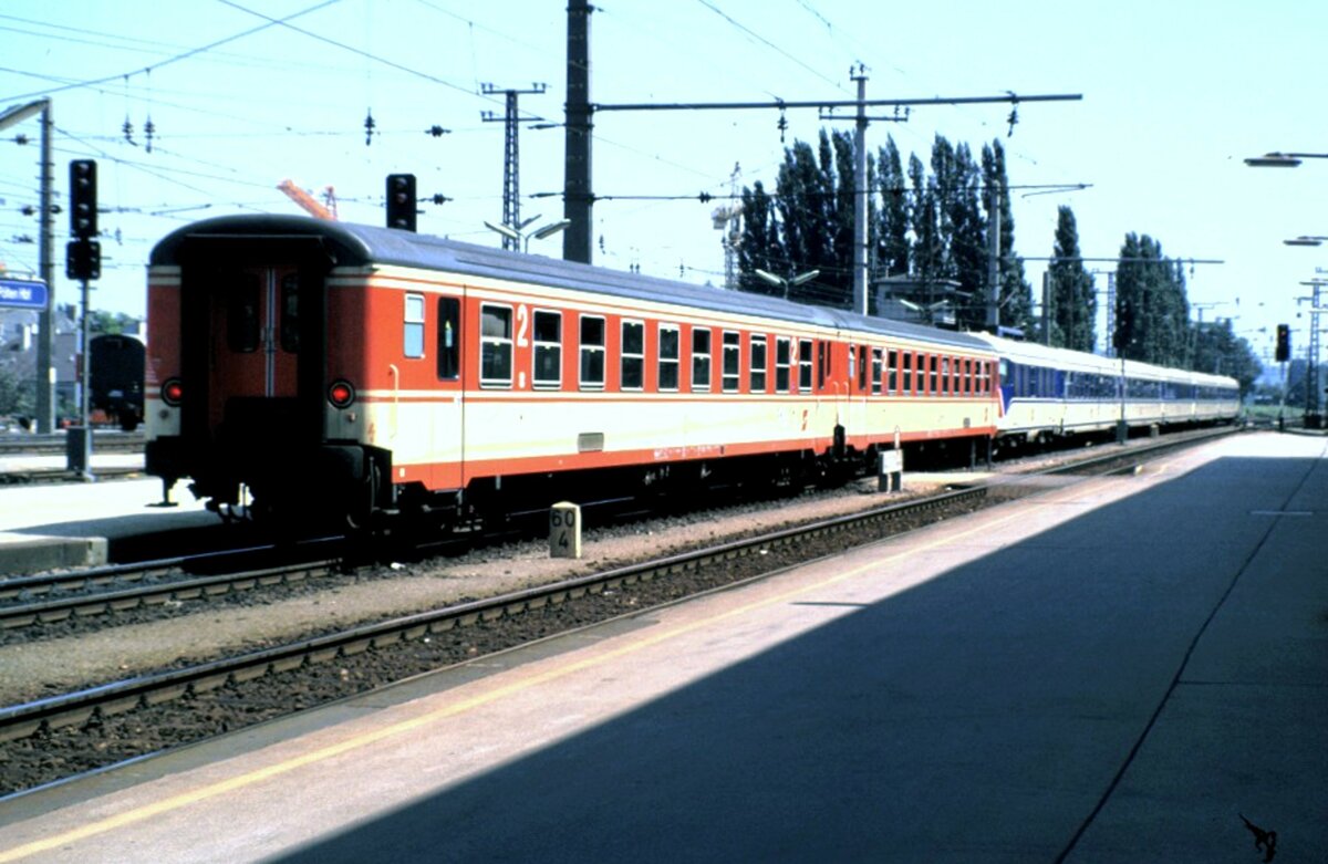 ÖBB 4010.027-8 mit Ergänzungswagen in St.Pölten am 03.08.1986.