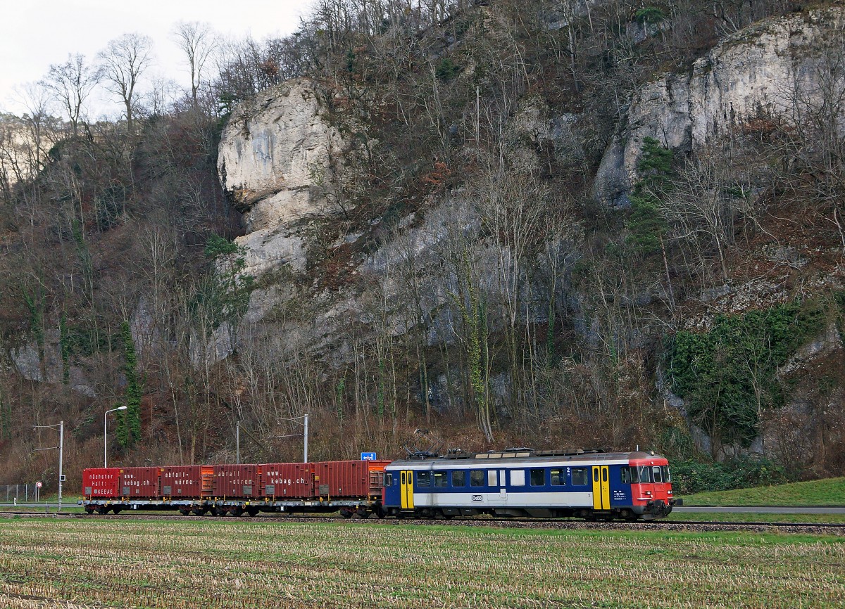 OeBB: Da die Re 4/4 | 10009 für einen Sonderzug eingesetzt wurde, musste der Güterzug am 11. und 12. Dezember 2014 mit dem RBe 4/4 205 geführt werden. Die Aufnahme ist in der Klus bei Balsthal vor der Kulisse der mächtigen Jurafelsen entstanden, die zur gegenwärtigen Jahreszeit besonders gut zum Vorschein kommen.
Bahnsujets der Woche 50/2014 von Walter Ruetsch