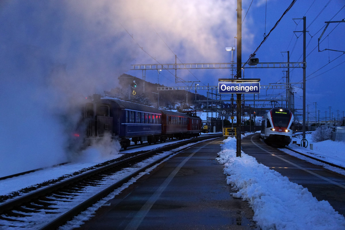 OeBB: Dampffahrt Balsthal-Olten der Oensingen Balsthal Bahn mit der Eb 2/4 35, 2 Salonwagen und der Re 4/4 I 10009 vom 1. Dezember 2017.
Abendstimmung während der Bahnhofsausfahrt Oensingen.
Foto: Walter Ruetsch 