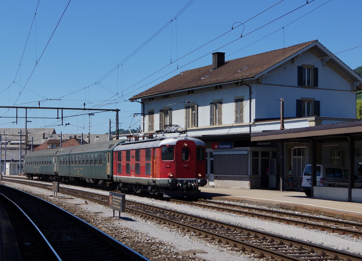 OeBB: Die Re 4/4 I 10016 (ehemals SBB) anlässlich der Bahnhofsdurchfahrt Oensingen am 30. Juni 2015. Die beiden Personenwagen wurden nach Schaffhausen zurückgebracht.
Foto: Walter Ruetsch