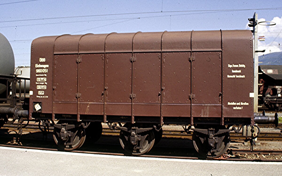 ÖBB Eichwagen 960 051 Heimatwagen Innsbruck, in Innsbruck am 17.08.1978.