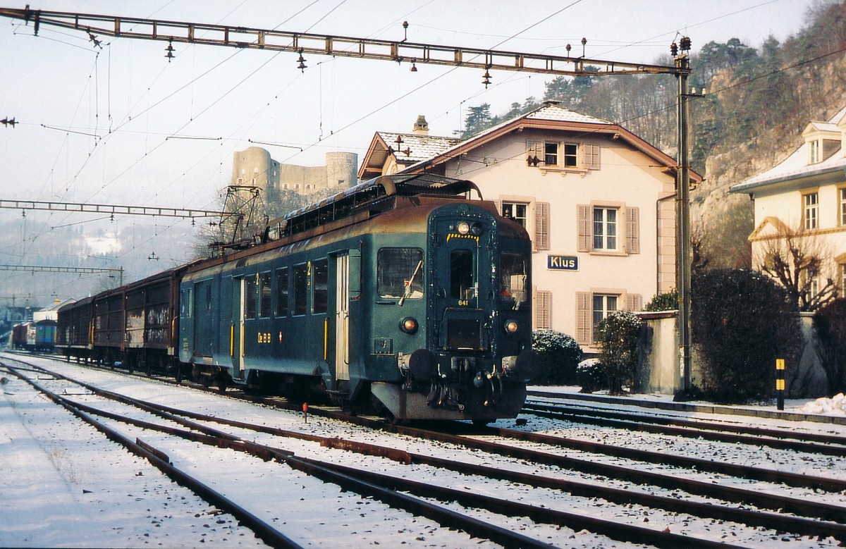 OeBB: Güterzug der Oensingen Balsthal Bahn mit dem BDe 4/4 641 ex SBB auf dem Kreuzungsbahnhof Klus im Dezember 2004. Bei der OeBB wird der Personen- sowie der Güterverkehr seit Jahren mit Occasionsfahrzeugen betrieben.
Foto: Walter Ruetsch