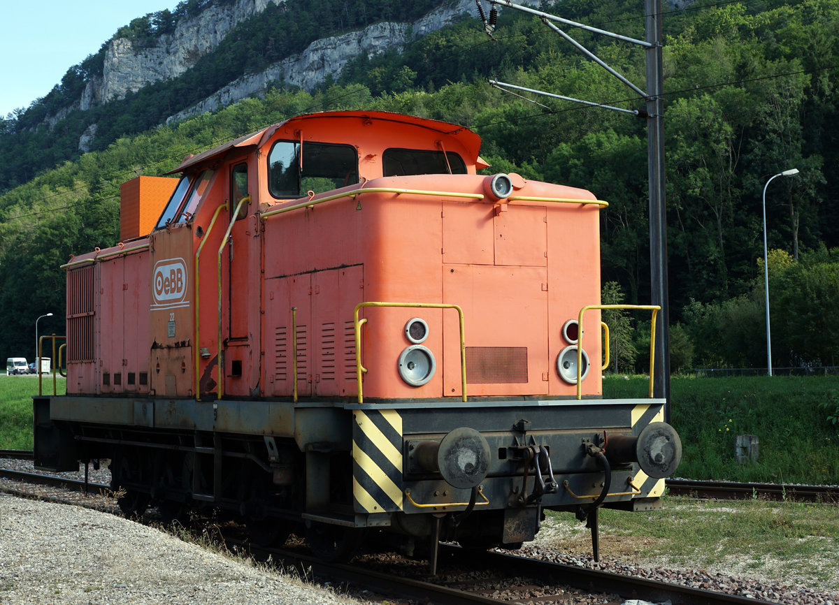 OeBB: In einem Umkreis von nur 5 Kilometer knnen im Kanton Solothurn noch tglich drei Diesellokomotiven aus Deutschland im Einsatz fotografiert werden.
Die Em 4/4 22 in der ussern Klus am 18. Juli 2017.
Foto: Walter Ruetsch