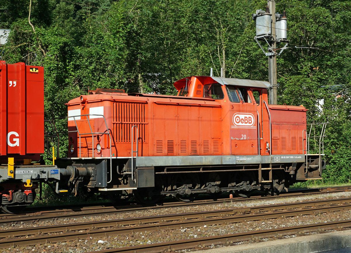 OeBB: In einem Umkreis von nur 5 Kilometer knnen im Kanton Solothurn noch tglich drei Diesellokomotiven aus Deutschland im Einsatz fotografiert werden.
Die Em 4/4 20 (Seite Oensingen) mit einem Kehrichtzug in der Klus bei Balsthal am 18. Juli 2017.
Foto: Walter Ruetsch