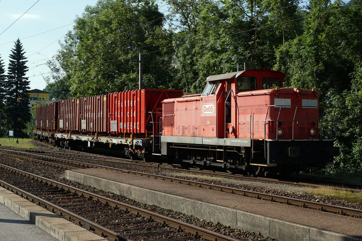 OeBB: In einem Umkreis von nur 5 Kilometer knnen im Kanton Solothurn noch tglich drei Diesellokomotiven aus Deutschland im Einsatz fotografiert werden.
Die Em 4/4 20 (Seite Balsthal) mit einem Kehrichtzug in der Klus bei Balsthal am 18. Juli 2017.
Foto: Walter Ruetsch