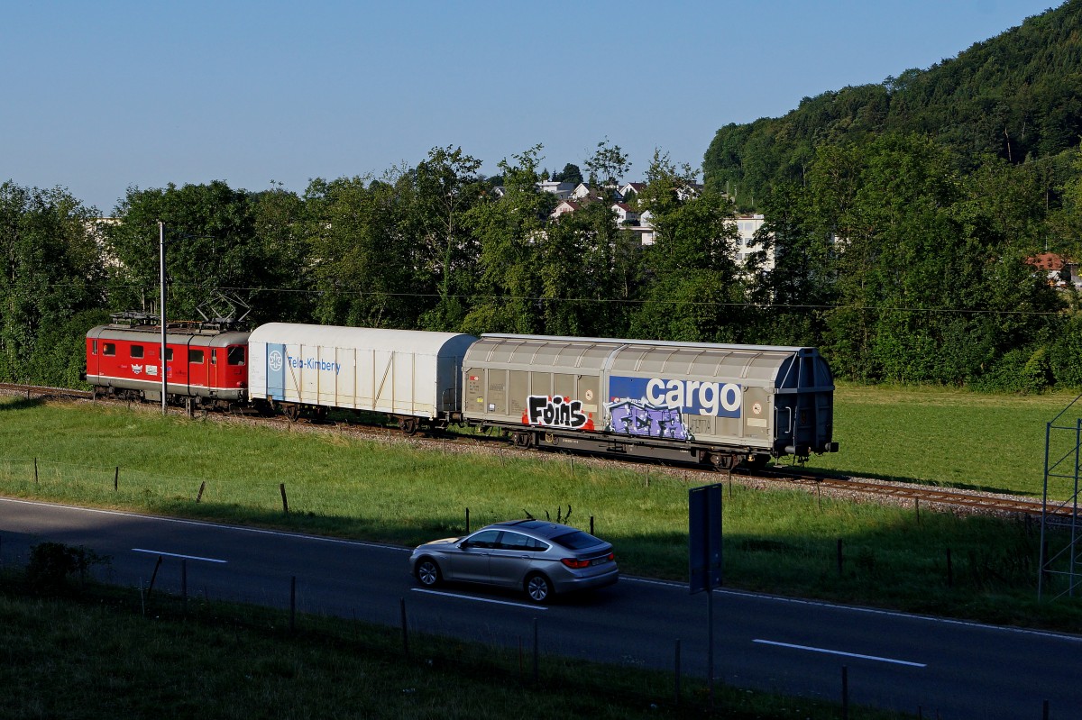 OeBB: TAGESBEGINN BEI DER Oensingen Balsthal Bahn am 10. Juli 2015. Auch bei sonnigem Sommerwetter verkehren die ersten Züge der OeBB in der Klus bei Balstahl noch längere Zeit im Schatten. Der morgendliche Güterzug mit der Re 4/4 I 10009 auf dem ersten Streckenabschnitt mit Sonnenlicht auf der Fahrt nach Oensingen.
Foto: Walter Ruetsch 