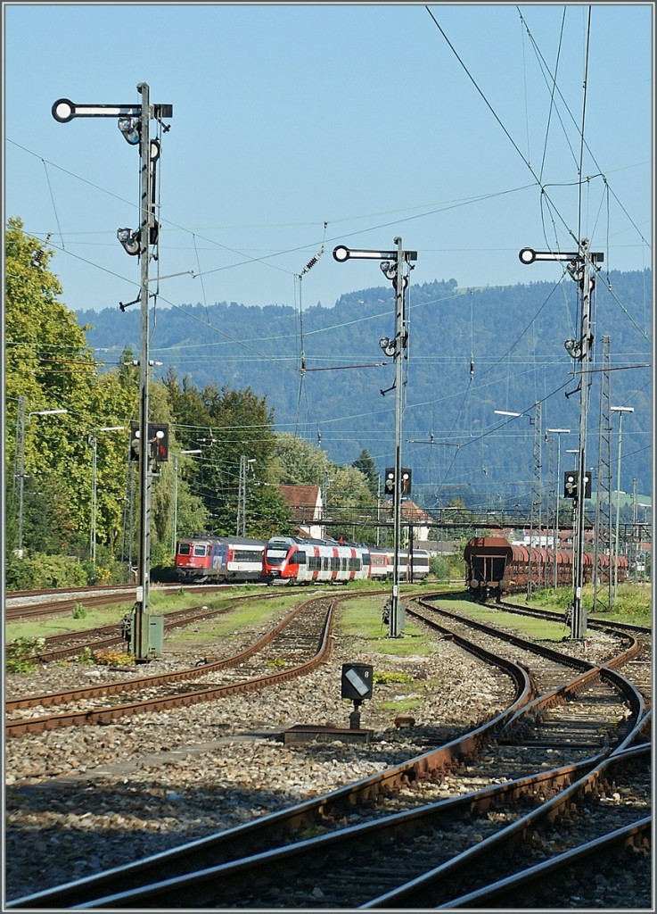 �BB Talent als S-Bahn Vorarlberg und SBB EC von Z�rich nach M�nchen im deutschen Bahnhof Lindau Reutin.
21.09.2011