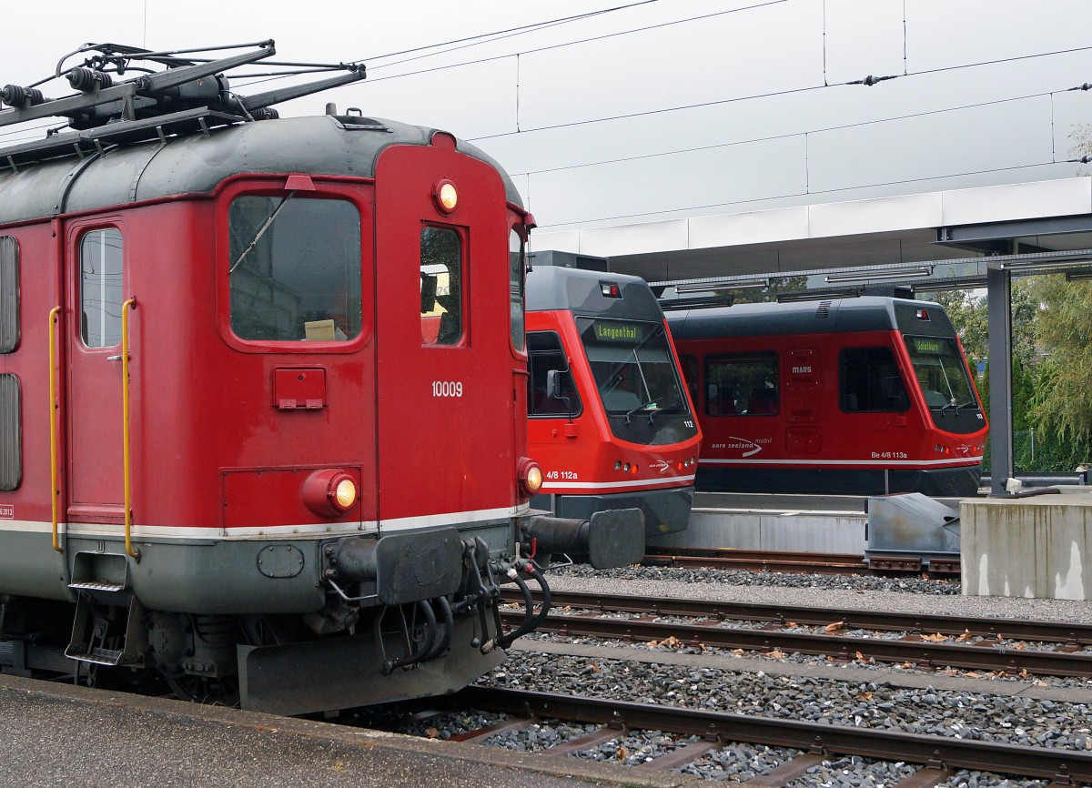 OeBB/ASm: Durch die Verlngerung der ASm-Strecke nach Oensingen hat auch der Bahnhof Oensingen eine Aufwertung erfahren. Zge nach Balsthal (Gterzug mit Re 4/4 l 10009) sowie Reginalzge nach Langenthal und Solothurn mit den Be 4/8 112 und Be 4/8 113  STAR  in Oensingen am 13. Oktober 2014.
Foto: Walter Ruetsch