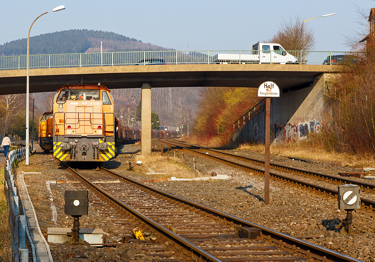 Offene Gleissperre hier an der Anschlustelle zum KSW-Gleis (Betriebssttte Freien Grunder Eisenbahn) in Herdorf am 20.03.2015. 

Rechts ist die Hellertalbahn (KBS 462), einst eine zweigleisige Hauptbahn zwischen Betzdorf und Haiger (eigentlich sogar Kln-Deutz und Gieen).