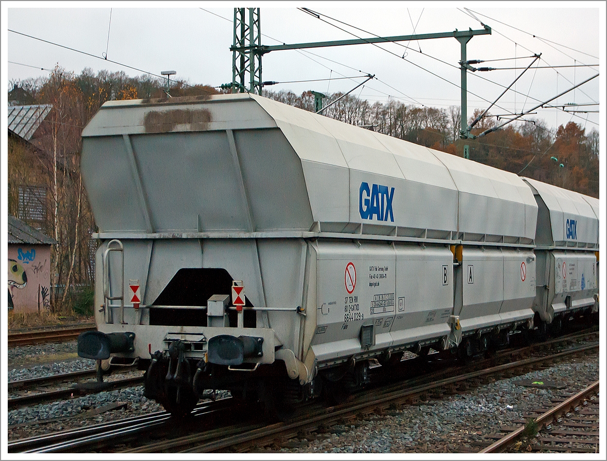 Offene Schttgutwagen mit schlagartiger Schwerkraftentladung, hydraulischem Klappenverschlusssystem und 4 Radstzen der Gattung Falns, des Vermieters GATX Rail Germany GmbH, eingestellt als 37 80 D-GATXD 6644 029-8, am 11.12.2013 in Betzdorf/Sieg.