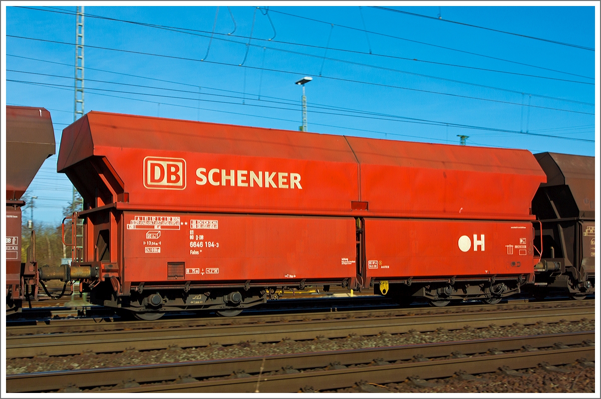 Offene Schttgutwagen mit schlagartiger Schwerkraftentladung, hydraulischem Klappenverschlusssystem und 4 Radstzen, der Gattung Falns 121.2 der DB Schenker Rail, eingestellt als 81 80 D-DB  6646 194-3, hier im Zugverbund am 09.03.2014 bei der Durchfahrt durch Koblenz-Ltzel. 

Gut abgestimmt: Die gleichzeitige ffnung bzw. Schlieung aller vier Klappen wird durch Bettigen eines Steuerventils entweder von der Wagenbhne oder vom Bunkersteg aus mit einem speziellen langstieligen Vierkantschlssel mglich.

Ein magnethydraulischer Klappverschluss gestattet kontinuierliche, vollautomatische Entladung (kontaktloses Ansteuern whrend der Vorbeifahrt an ortsfesten Magneten) auf entsprechend ausgersteten Anlagen. Auch eine manuelle Bettigung wie beim hydraulischen und pneumatischen Klappenverschluss ist mglich. 
 
Technische Daten: 
Lnge ber Puffer:  13.040 mm
Drehzapfenabstand:  7.700 mm
Lnge der Beladeffnung:  12.120 mm
Breite der Beladeffnung:  1.812 mm
Laderaum:  90,0 m
Lnge einer Seitenklappe:  5.325 mm
Grter Seitenklappenausschlag:  4.000 mm
Klappenverschlusssystem:  hydraulisch
Wagenhhe:  4.307 mm
Hchstgeschwindigkeit:  120 km/h (leer) / 100 km/h (beladen)
Maximales Ladegewicht:   69,5 t (nur auf bestimmten Strecken)
Eigengewicht:  24.100 kg
Drehgestell-Bauart:  655/656
Drehgestellradsatzstand:  1.800 mm
Kleinster bef. Gleisbogenradius:  75 m