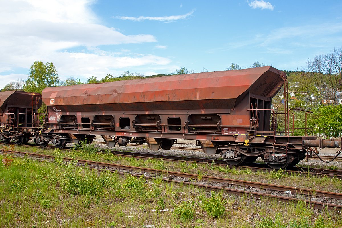 Offener Drehgestell-Schttgutwagen mit dosierbarer Schwerkraftentladung und vier Radstzen, RIV 31 80 6940 387 D-DB, Gattung Facs 124, der DB Cargo Deutschland AG, abgestellt am 14.05.2017 in Betzdorf/Sieg.   

Die DR lsst zwischen 1978 und 1980 bei ANF Industrie (Frankreich) ber 1.450 vierachsige offene Selbstentladewagen mit vier Kammern bauen, die zunchst als Eads-y (5970) eingereiht werden. Bei der DB AG werden die Wagen 1994 in Facs 124 umgezeichnet.

Bei den offenen Selbstentladewagen hat der Laderaum die Form mehrerer nebeneinander stehender Trichter. Der Entladevorgang erfolgt ber die Schwerkraft des Ladegutes.
Mehrere Auslaufffnungen mit Drehschiebern ermglichen die restlose Entladung des Wagens nach der einen oder anderen Seite. Die Menge ist regulierbar - so wie es zum Beispiel fr die Entladung ber Frderband erforderlich ist. Geeignet sind die Wagen fr den Transport nicht nsseempfindlicher Gter in loser Schttung. Die Drehschieber ber einer Einrichtung auf der Bhne an einer Stirnseite des Wagens knnen einzeln bedient werden.

Der Wagen ist fr den Transport von Nsse unempfindlichen Schttgtern vorgesehen.
Das Untergestell besteht aus miteinander verschweiten Blechen und Walzprofilen. Der Wagenkasten ist eine Schweikonstruktion und besteht aus vier Trichtern. Querrippen teilen den Wagenkasten in vier Rume, von denen jeder an seinem Unterteil zwei Entladeffnungen aufweist, die sich an beiden Seiten der horizontalen Mittellinie des Wagens befinden. ber jeder Entladeffnung ist am Kastenblech eine Sttze fr einen Vibrator angeschraubt.
Die acht kreisfrmig ausgebildeten Wlbschieber sind auf Rollen gelagert und verschieben sich auf Laufbahnen, die auerhalb der Rinnen angebracht sind. Unter jeder Entladeffnung sind eine feste und eine schwenkbare Auslaufrutsche angeordnet. Die schwenkbaren Auslaufrutschen werden einzeln durch einen Hebel bettigt, der in der Nhe der Rutsche angebracht ist. Die Bettigung der Wlbschieber erfolgt von der Bedienungsplattform aus.
Die Entladung des Wagens erfolgt nach ffnen der Schieber durch die Schwerkraft des Ladegutes. Fr den Zugang zur Bedienungsplattform sind zwei Auftritte mit Gitterrosten (500 x 160 mm) vorhanden.

Das Entfernen von Ladegutresten in der Be- oder Entladestrae ist nur durch leichte Gummihammerschlge auf die ueren Behlterwandungen gestattet oder durch den Einsatz von Pressluftlanzen im Laderaum! 

TECHNISCHE DATEN:
Hersteller: ANF Industrie (Frankreich)
Spurweite: 1.435 mm
Achsanzahl: 4 (in 2 Drehgestellen)
Lnge ber Puffer: 19.040 mm
Drehzapfenabstand: 14.000 mm
Achsabstand im Drehgestell: 1.800 mm
Gre der Beladeffnung: 1.800 x 15.300 mm
Laderaum:  70 m
Breite der festen Auslaufrutschen: 600 mm
Breite der schwenkbaren Auslaufrutschen: 476 mm
Wagenhhe:  4.000 mm
Hchstgeschwindigkeit: 100 km/h (beladen) / 120 km/h (leer)
Maximales Ladegewicht: 56,0 t (ab Streckenklasse C)
Eigengewicht: 23.900 kg
Drehgestell-Bauart: Y 25 Cs – 639
Kleinster bef. Gleisbogenradius: 75 m
Bauart der Bremse:  KE-GP
