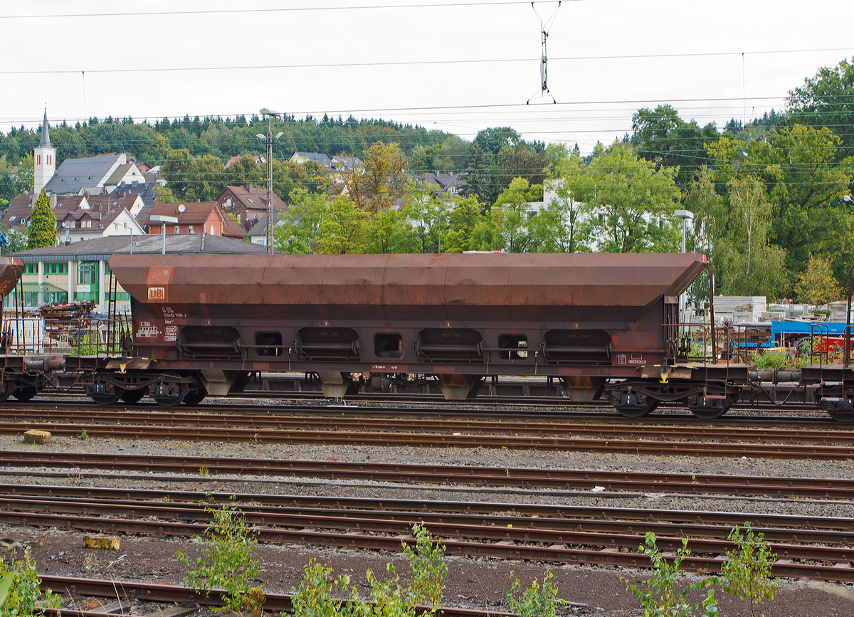 Offener  Schttgutwagen mit dosierbarer Schwerkraftentladung und vier Radstzen (31 RIV 80 D-DB 6940 196-2) der Gattung Facs 124 der DB Schenker Rail Deutschland AG, ist am 28.08.2014 in Kreuztal abgestellt.

Die DR lie zwischen 1978 und 1980 bei ANF Industrie in Frankreich ber 1.450 vierachsige offene Selbstentladewagen mit vier Kammern bauen, die zunchst als Eads-y eingereiht werden.

Wie auch die Fc(s)-Wagen eignet sich der ab 1980 als Facs bezeichnete Wagen fr den Transport nsseunempfindlicher Gter in loser Schttung. Die Rundschieber knnen einzeln bedient werden. Die Bedieneinrichtungen hierfr befinden sich auf der Bhne an einer Stirnseite des Wagens.
Der Laderaum hat die Form mehrerer nebeneinander stehender Trichter. Fr den Entladevorgang wird die Schwerkraft des Ladegutes genutzt. Die Auslaufffnungen mit Rundschiebern ermglichen die restlose Entladung des Wagens nach der einen oder der anderen Seite. Die schwenkbaren Auslaufrutschen gestatten eine Bunkerentladung. Die Entlademenge ist regelbar, wie es zum Beispiel fr die Entladung ber Frderband erforderlich ist

TECHNISCHE DATEN:
Spurweite: 1.435 mm
Lnge ber Puffer:  19.040  mm
Drehzapfenabstand:  14.000  mm
Drehgestell-Radsatzstand:  1.800  mm
Gesamter Radsatzstand:  15.800  mm
Laderaum:  70 m
Hchstgeschwindigkeit: 100 km/h (beladen) / 120 km/h (leer)
Maximales Ladegewicht:  59,0  t
Eigengewicht:  24.900 kg
Drehgestell-Bauart:  Y 25 Cs - 639
Kleinster bef. Gleisbogenradius:  75  m
Bauart der Bremse:  KE-GP
Hersteller:  ANF Industrie
Erstes Lieferjahr:  1978
