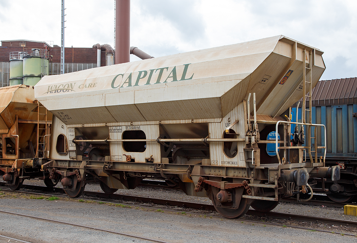 
Offener Schttgutwagen mit dosierbarer Schwerkraftentladung und zwei Radstzen der Mietfirma WAGON CARE B.V. mit Zulassung in Luxemburg mit der Nr. 23 RIV 82 L-WCB 6450 249-9 Fcs, abgestellt am 20.08.2015 auf den KSW-Gleisen in Siegen-Eintracht.

Der Wagen wurde 1970 von der Waggonfabrik Talbot in Aachen gebaut. Zudem trgt er noch die CFL Nr. 6450 249 aus dem Jahre 1990.

Bei den offenen Selbstentladewagen hat der Laderaum die Form mehrere nebeneinander stehenden Trichtern der Entladevorgang erfolgt ber die Schwerkraft des Ladegutes.
Mehrere Auslaufffnungen mit Drehscheiber ermglicht die restlose Entladung des Wagens nach der einen oder anderen Seite. Die Menge ist regulierbar, so wie es zum Beispiel fr die Entladung ber Frderband oder beim Einschottern erforderlich ist. Geeignet sind die wagen fr den Transport nicht nsseempfindlicher Gter in loser Schttung. Die Drehschieber ber eine Einrichtung auf der Bhne an einer Stirnseite des Wagens knnen einzeln bedient werden.

Technische Daten:
Spurweite: 1.435 mm
Achsanzahl: 2
Lnge ber Puffer: 9.640 mm
Achsabstand: 6.000 mm
Ladelnge: 8.630 mm
Laderaum: 40,5 m 
Hchstgeschwindigkeit: 100 km/h 
Maximales Ladegewicht: 27,7 t 
Eigengewicht: 12.250 kg
Kleinster bef. Gleisbogenradius: 35 m