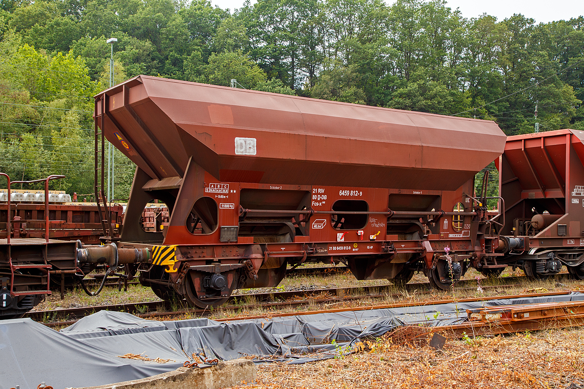 Offener zweiachsiger Schüttgutwagen mit dosierbarer Schwerkraftentladung, 21 80 6459 812-9 D-DB, Gattung Fcs-x 092, der DB Cargo Deutschland AG, abgestellt am 09.08.2019 in Betzdorf/Sieg.

Im Jahre 1961 entsteht im Aw Paderborn der erste zweiachsige Selbstentladewagen mit 6,0 m Achsstand und einem 40 m³ großen Laderaum. Ab 1962 erfolgt in den Aw Kaiserslautern und AW Weiden eine Serienfertigung der zunächst als Otmm 70, später als Ed 090 in Dienst gestellten Wagen. Bis 1971 werden etwa 16.260 Selbstentladewagen gefertigt, wobei anfangs Untergestelle zerlegter Omm 37 verwendet werden. 1980 werden die Ed 090 zu Fc 090 umgezeichnet. Im Jahr 1991 beginnt im Raw Zwickau ein Programm zur Herrichtung von Fc 090 für den Weiterbetrieb nach Ablauf der Nutzungszeit. Diese Wagen werden in Fcs 092 umgezeichnet.

TECHNISCHE DATEN:
Spurweite: 1.435 mm
Achsanzahl: 2
Länge über Puffer: 9.600 mm
Achsabstand: 6.000 mm
Laderaum: 40,0 m³ 
Höchstgeschwindigkeit: 100 km/h 
Maximales Ladegewicht: 28,0 t (ab Streckenklasse C)
Eigengewicht: 11.880 kg
Kleinster bef. Gleisbogenradius: 35 m
Bremse: KE-GP (LL)
Bremssohle: IB 116