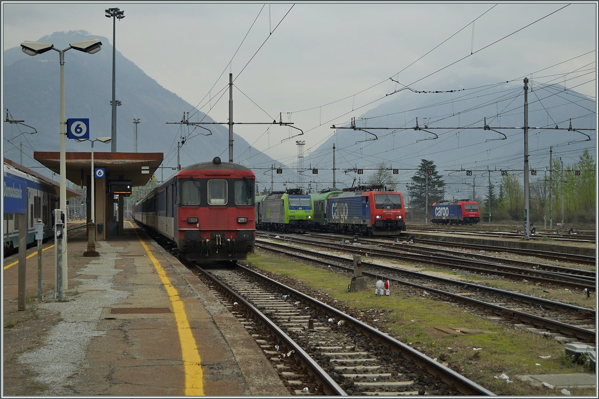 Oft herrscht gähnende Leere in Domodossola, doch manmchal kommt alles zusammen, wie hier auf diesem Bild. Links wartet eine IR Komposition auf die Bereitstellung in zwei Stunden, in der Bildmitte wartet eine BLS Re 485 auf Ablösuung daneben hat eine Re 474 eine Rola übernommen und im Hintergrund pausiert eine Re 484.
3. April 2014