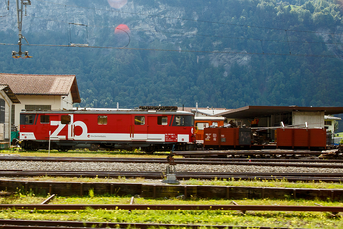 Oh wie schön, ihn gibt es noch...
Der nun fast 80-jährige Gepäcktriebwagen De 110 022-1 (ex LSE De 4/4 122) der vor dem Umbau auf reinen Adhäsionsbetrieb ex SBB Deh 4/6 907 bzw. Fhe 4/6 907. Das Bild wurde durch die Scheibe aus einem zb-Zug gemacht.

Dieser Triebwagen wurde 1942 von SLM unter der Fabriknummer 3742 gebaut, die elektrische Ausrüstung ist von BBC.     
