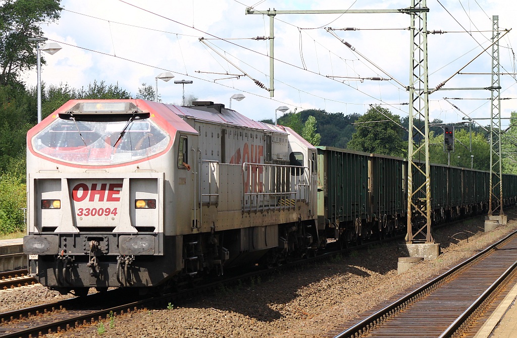 OHE 330094 auch bekannt als 250 001-5 (nach der ersten HU umgebauter Prototyp dieser Baureihe) durchfährt hier Schleswig mit einem leeren Dünger-Kalk-Transport. Schleswig 09.08.2013