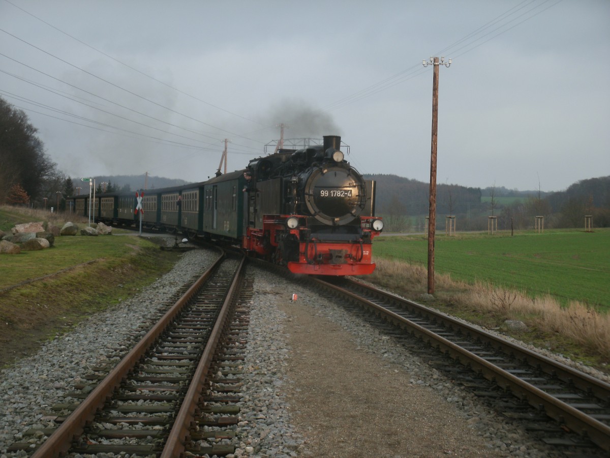 Ohne Halt fuhr 99 1782-4,am 29.Dezember 2013,mit dem P106 Göhren-Putbus,durch die Station Seelvitz.