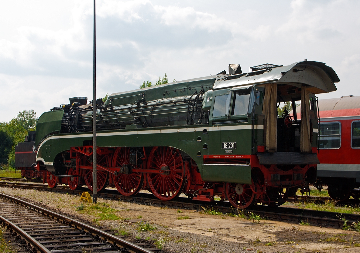 Ohne Tender...

Die 18 201 (ex DR 18 201 ex DR 02 0201-0) der Dampf Plus steht am 24.08.2013, Dampflokwerk Meiningen (DLW).

Hier kann man die mit 2,3 m Durchmesser mchtigen Treibrder gut erkennen, auch wenn der Mast etwas strt. Dieses Unikat ist mit 182,5 km/h die schnellste betriebsfhige Dampflokomotive der Welt.