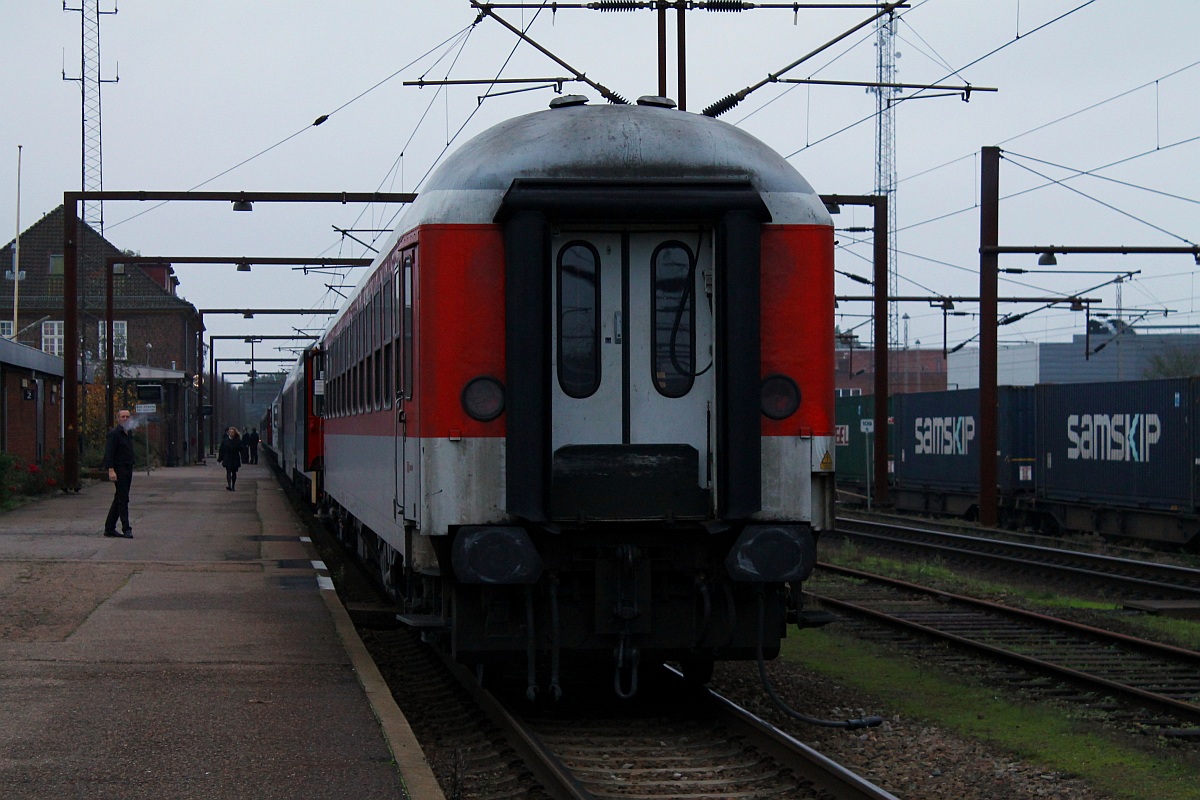 Ohne Zuglok steht der CNL 472 aus Basel im Grenzbahnhof Padborg. Der CNL besteht aus drei Teilen, dem 40456  Orion  aus Prag, dem 472  Aurora  aus Basel eben und dem 40447  Borealis  aus Amsterdam Centraal. Padborg 11.10.2013