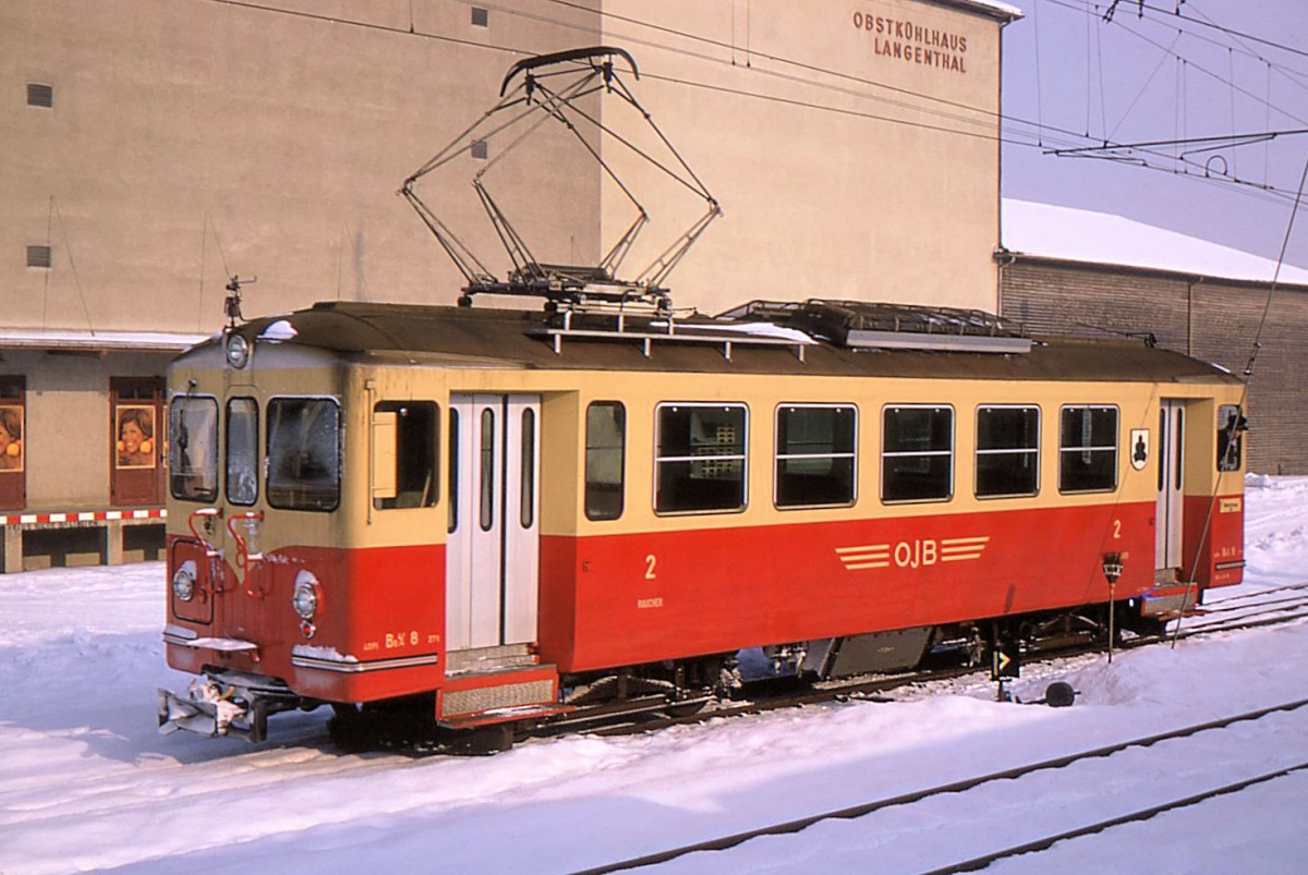 OJB Triebwagen 8 in Langenthal. Dieser Wagen ging zurück auf ein Fahrzeug der einstigen Elektrischen Strassenbahn Zug von 1913, modernisiert 1958, neuer Kasten 1969 (speziell für die heute teilweise stillgelegte Strecke Langenthal - Melchnau erneuert). 16.Februar 1970.