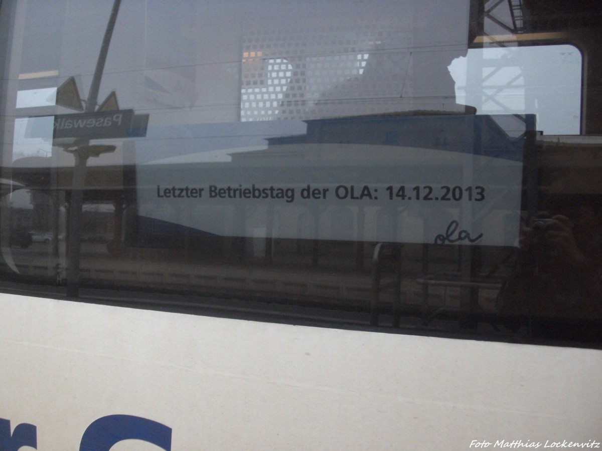 OLA VT 0010 mit dem Schild  Letzter Betriebstag der OLA : 14.12.13  mit Ziel Ueckerm�nde Stadthafen im Bahnhof Pasewalk am 14.12.13