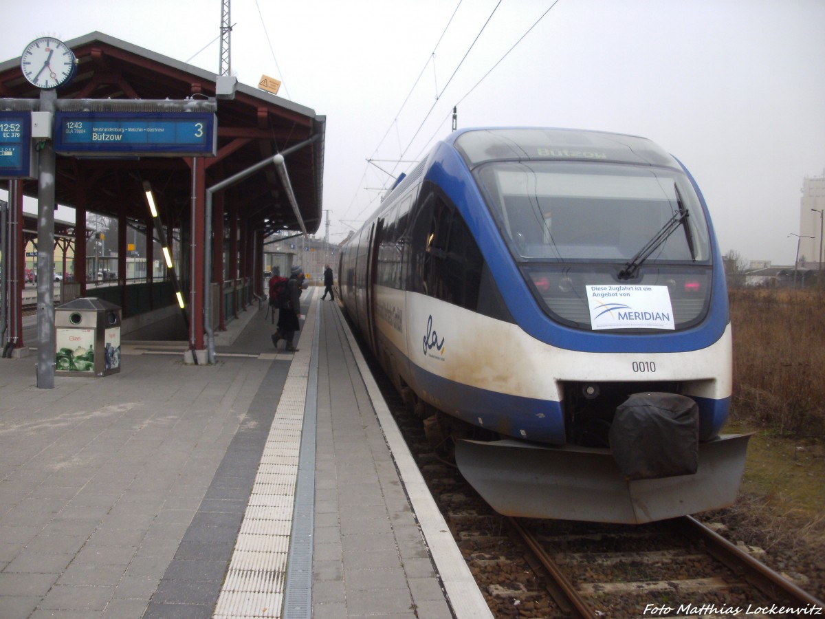 OLA VT 0010 mit Ziel B�tzow im Bahnhof Pasewalk am 14.12.13 