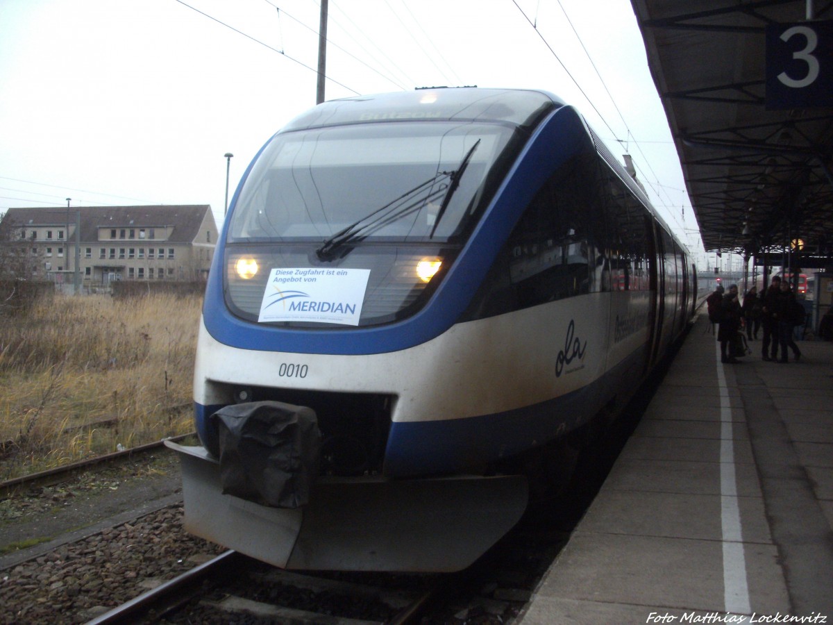 OLA VT 0010 mit Ziel B�tzow im Bahnhof Neubrandenburg am 14.12.13 