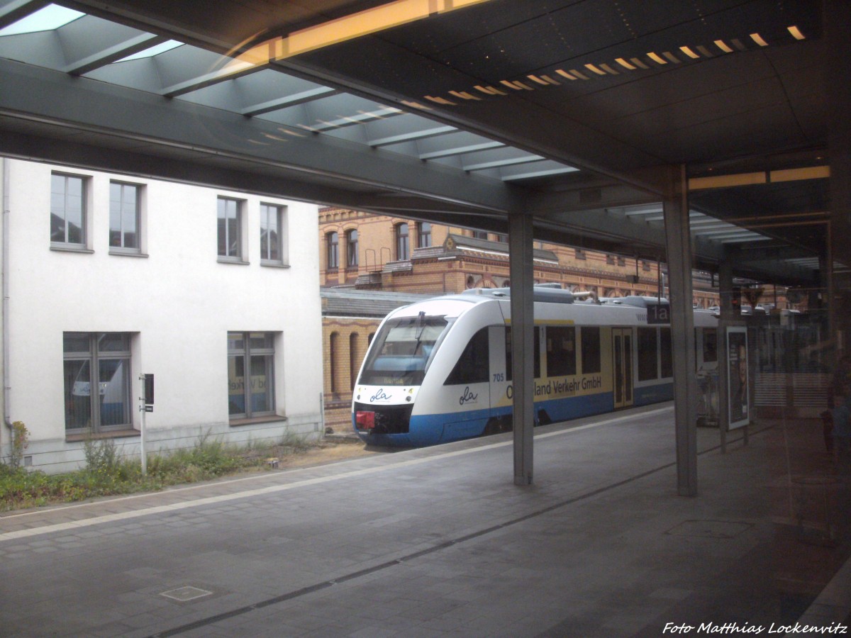 OLA VT 705 Mit ziel Rehna wartete auf Anschlussreisende vom Verspteten IC2216 im Bahnhof Schwerin Hbf am 1.9.13