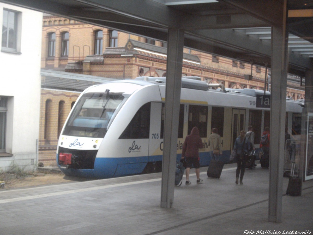 OLA VT 705 Mitziel Rehna wartete auf Anschlussreisende vom Verspteten IC2216 im Bahnhof Schwerin Hbf am 1.9.13