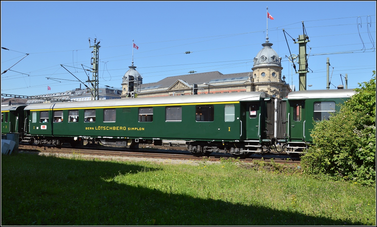 Oldiestunden im Grenzbahnhof. 

BLS-Reisezugwagen. Juni 2014.