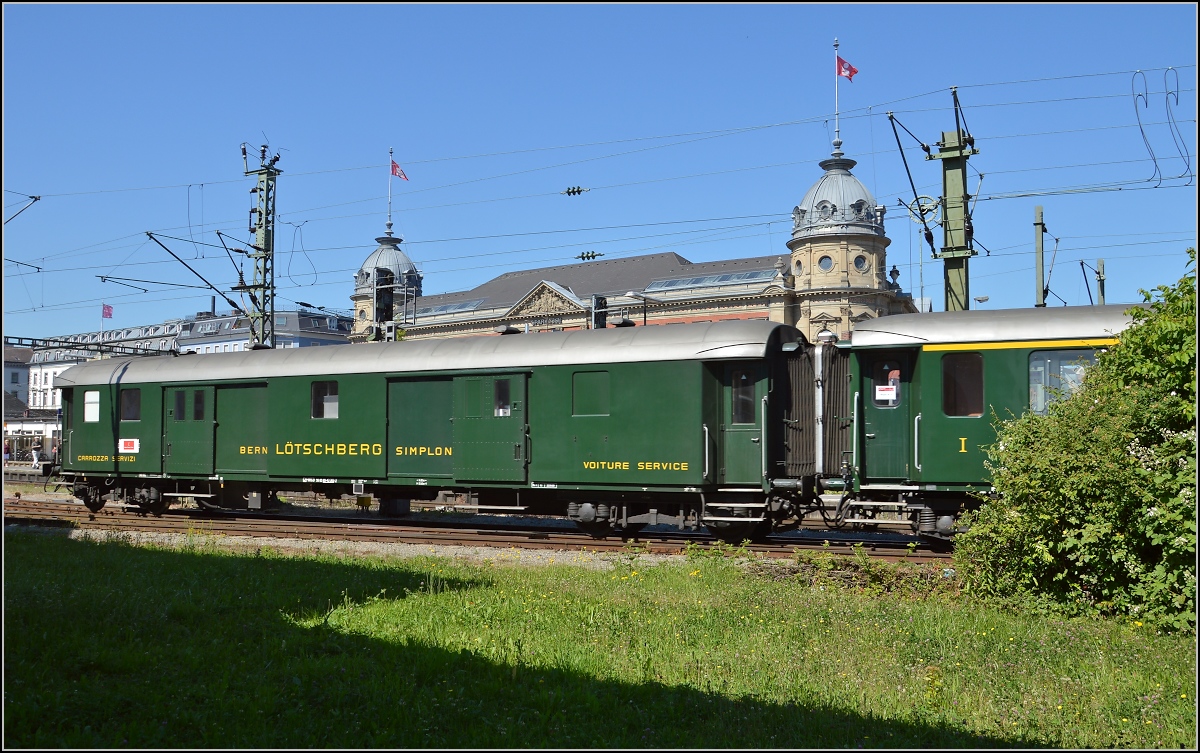 Oldiestunden im Grenzbahnhof. 

Der BLS-Gepäckwagen ist in Wahrheit D 18535 der SBB. Juni 2014.