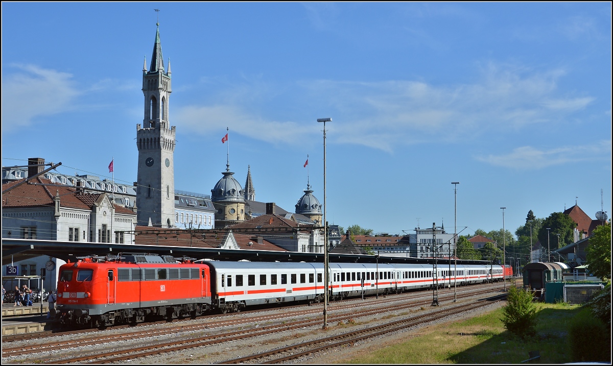 Oldiestunden im Grenzbahnhof. 

Endlich gibt sich Methusalem auch mal die Ehre. 115 114-1 hat den IC 2004 nach Konstanz zur Bereitstellung gebracht und bleibt bis Singen angehngt. Juni 2014.