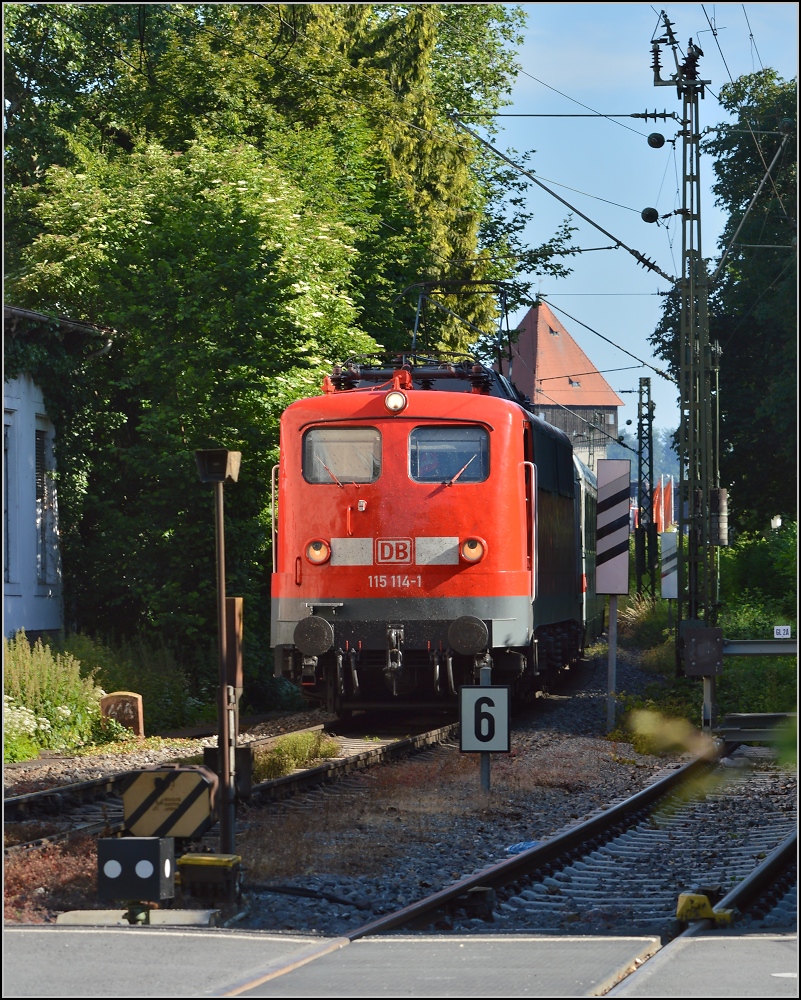 Oldiestunden im Grenzbahnhof. 

Endlich gibt sich Methusalem auch mal die Ehre. Mit sauberem Neulack fhrt 115 114-1 den IC 2004 nach Konstanz zur Bereitstellung. Juni 2014.