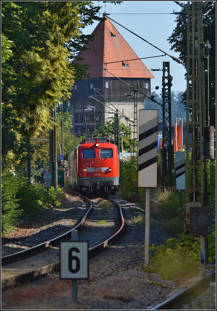 Oldiestunden im Grenzbahnhof. 

Endlich gibt sich Methusalem auch mal die Ehre. Mit sauberem Neulack fhrt 115 114-1 den IC 2004 nach Konstanz zur Bereitstellung. Juni 2014.