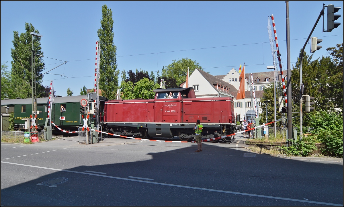 Oldiestunden im Grenzbahnhof. 

Hier trifft V100 2335 der NESA mit ihrem Sonderzug Augsburg-Basel auf die letzte Hrde vor der Grenze. B-Strung beim Inselhotel in Konstanz. Juni 2014.