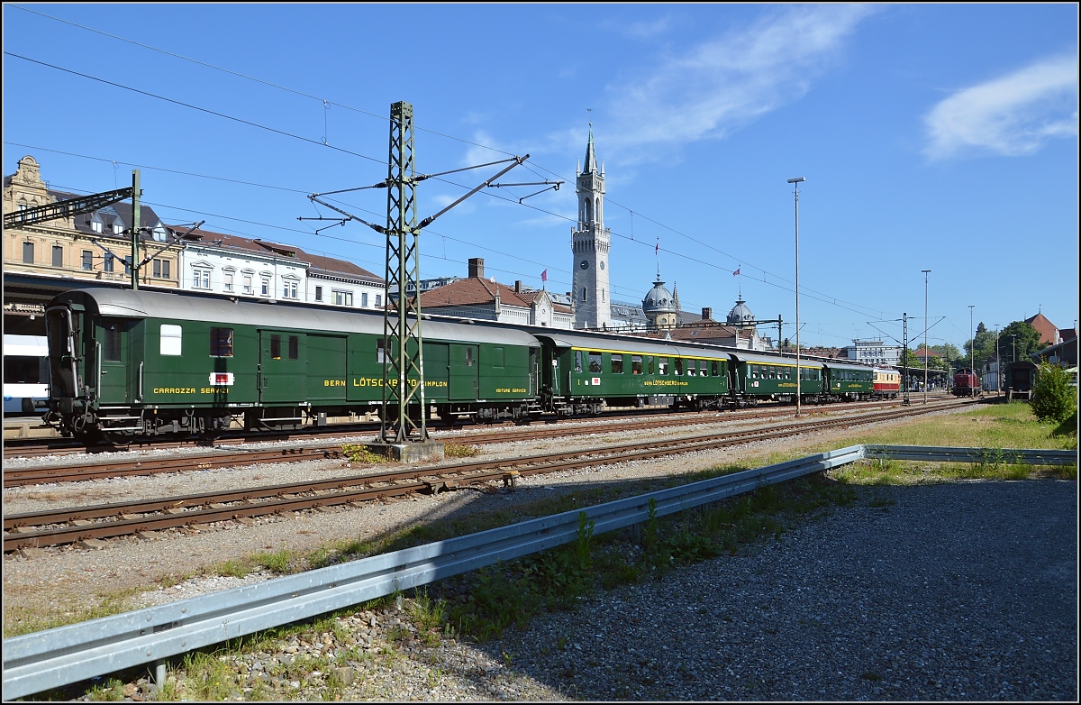 Oldiestunden im Grenzbahnhof. 

Re 4/4 I 10034 bringt den Sonderzug Basel-Zrich-Stein am Rhein-Konstanz-Augsburg ber die Grenze nach Konstanz. Juni 2014.