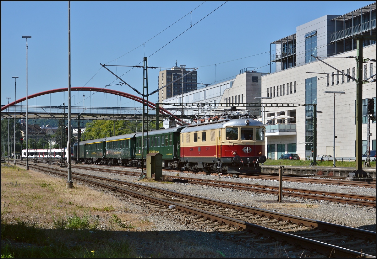 Oldiestunden im Grenzbahnhof. 

Re 4/4 I 10034 bringt den Sonderzug Basel-Zrich-Stein am Rhein-Konstanz-Augsburg ber die Grenze nach Konstanz. Juni 2014.