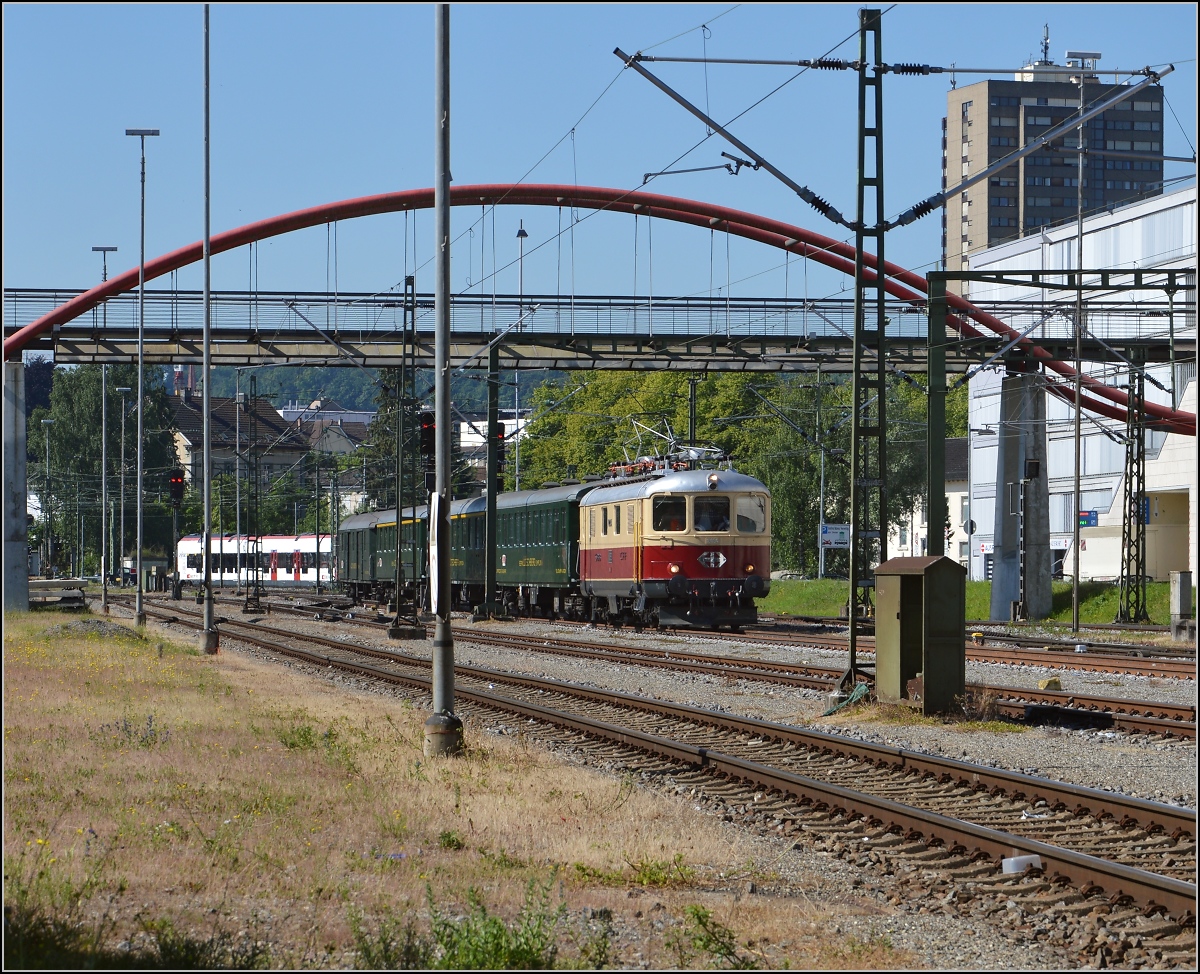 Oldiestunden im Grenzbahnhof. 

Re 4/4 I 10034 bringt den Sonderzug Basel-Zrich-Stein am Rhein-Konstanz-Augsburg ber die Grenze nach Konstanz. Juni 2014.