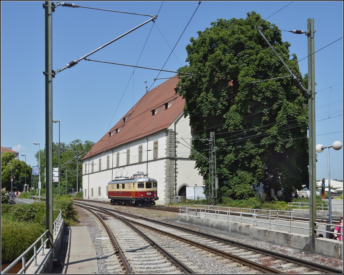 Oldiestunden im Grenzbahnhof. 

Re 4/4 I 10034 rangiert vor historischen Mauern, das Konzilsgebude wurde im Jahr 1188 erbaut. Juni 2014.