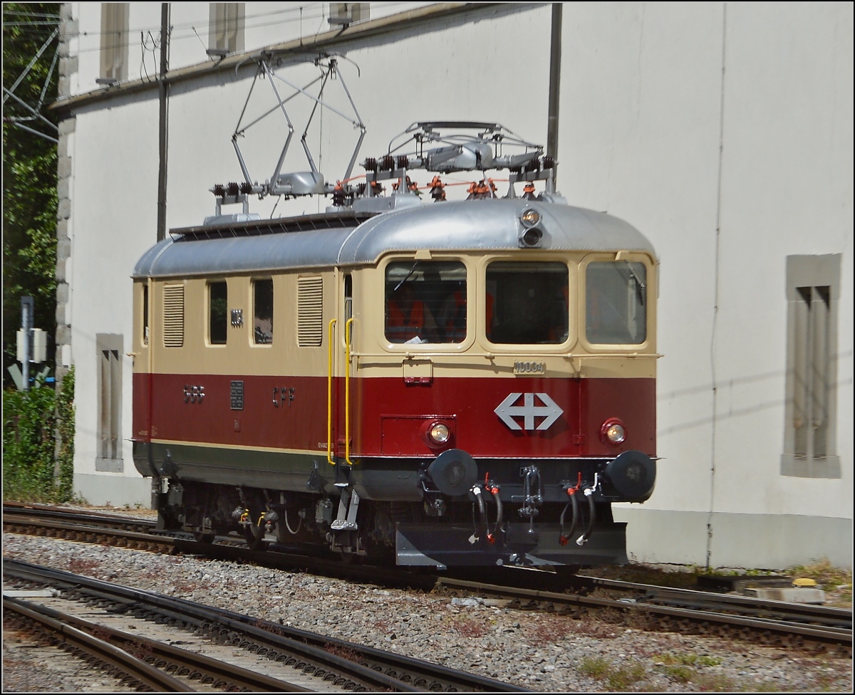 Oldiestunden im Grenzbahnhof. 

Re 4/4 I 10034 rangiert vor historischen Mauern, das Konzilsgebude wurde im Jahr 1188 erbaut. Juni 2014.