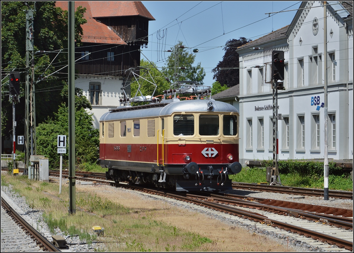 Oldiestunden im Grenzbahnhof. 

Re 4/4<sup>I</sup> 10034 rangiert vor historischen Mauern, das Konzilsgebude wurde im Jahr 1188 erbaut. Juni 2014.