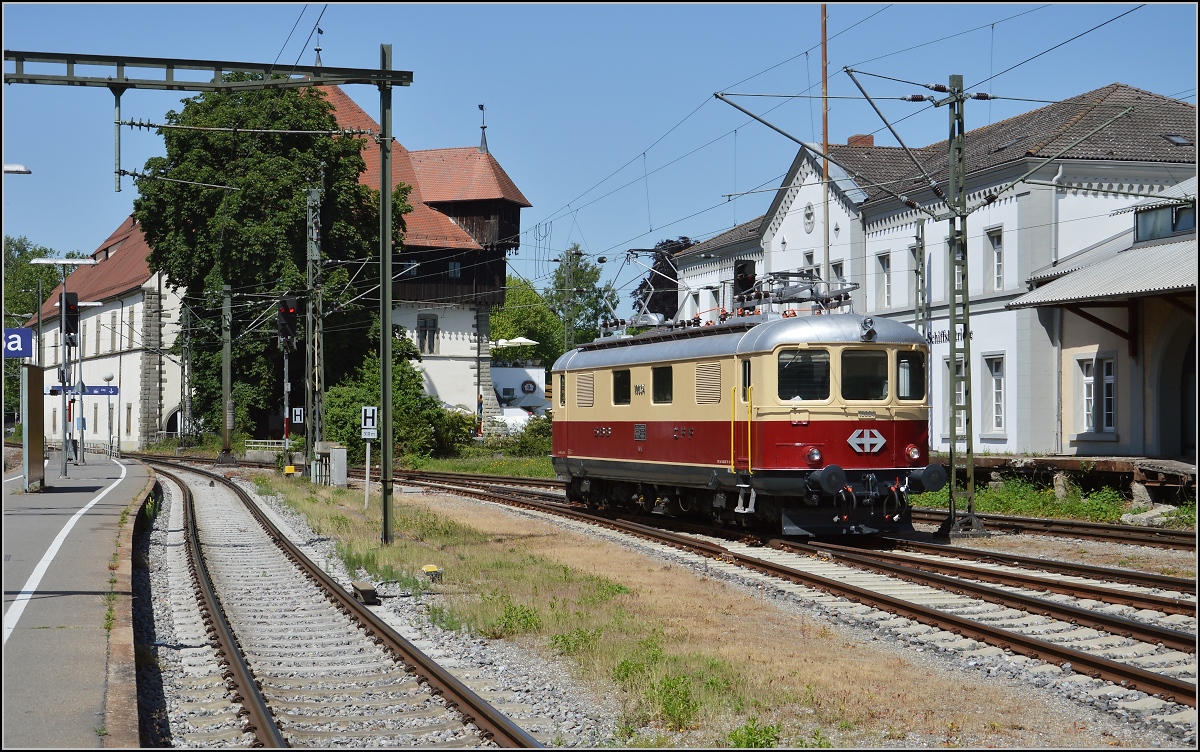 Oldiestunden im Grenzbahnhof. 

Re 4/4<sup>I</sup> 10034 rangiert vor historischen Mauern, das Konzilsgebude wurde im Jahr 1188 erbaut. Juni 2014.