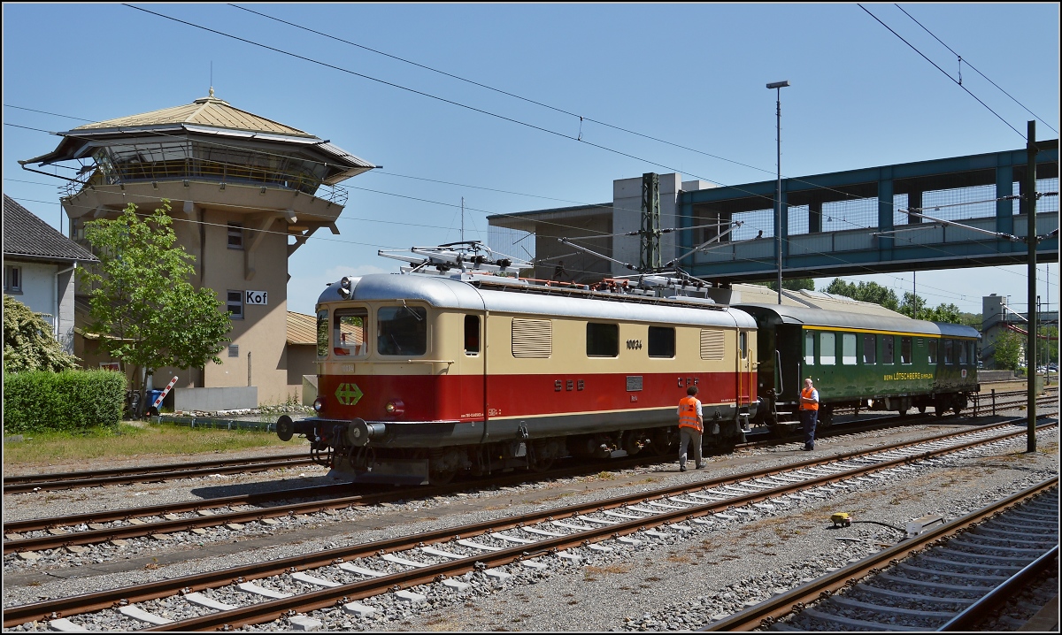 Oldiestunden im Grenzbahnhof. 

Re 4/4<sup>I</sup> 10034 ist mit einem Verstrkungswagen gerade in Konstanz eingetroffen. Juni 2014.

Weil sie so schn ist, finde ich die groe Bilderserie passend...