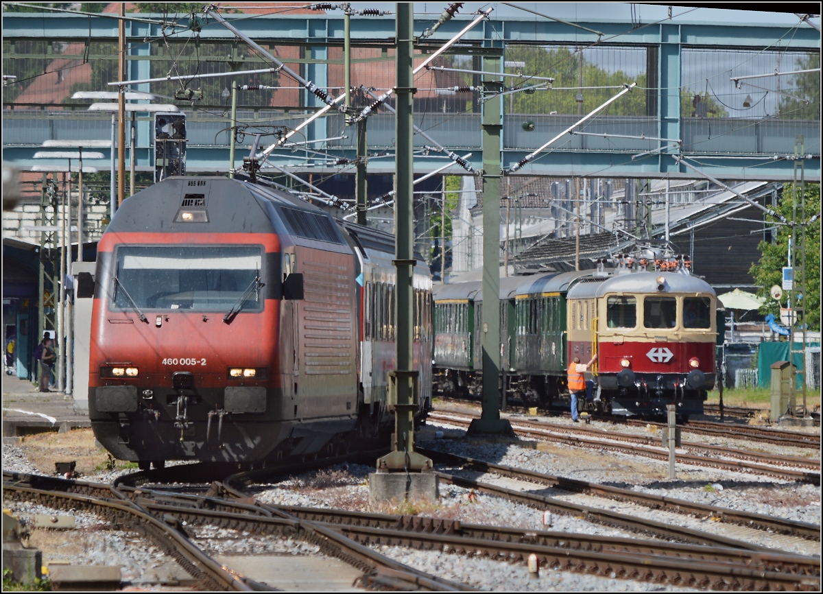 Oldiestunden im Grenzbahnhof. 

Und Schweizerstunde... Re 4/4 I 10034 mit ihrem Sonderzug Augsburg-Basel nebst Re 460 005-1 im Bahnhof Konstanz. Juni 2014.