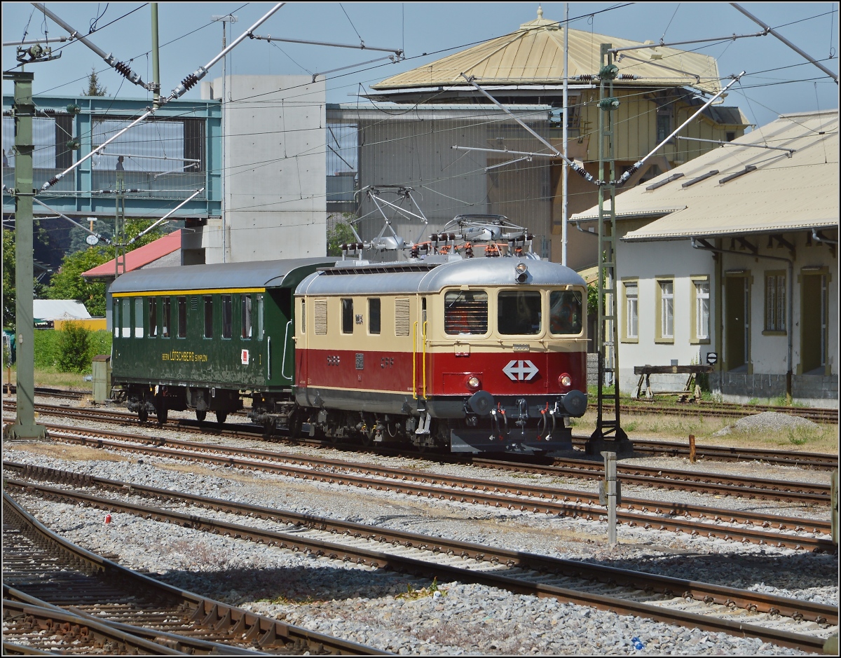 Oldiestunden im Grenzbahnhof. 

Vor dem ehemaligen SBB-Gterschuppen rangiert Re 4/4 I 10034 mit einem Zusatzwagen fr den Sonderzug Augsburg-Basel. Juni 2014.