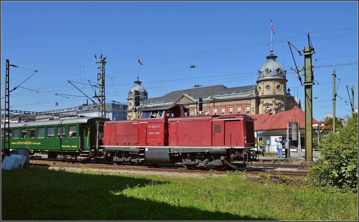Oldistunden im Grenzbahnhof. 

Abfahrt Richtung Radolfzell von V100 2335 und ihrem BLS-Wagenpark. Juni 2014.