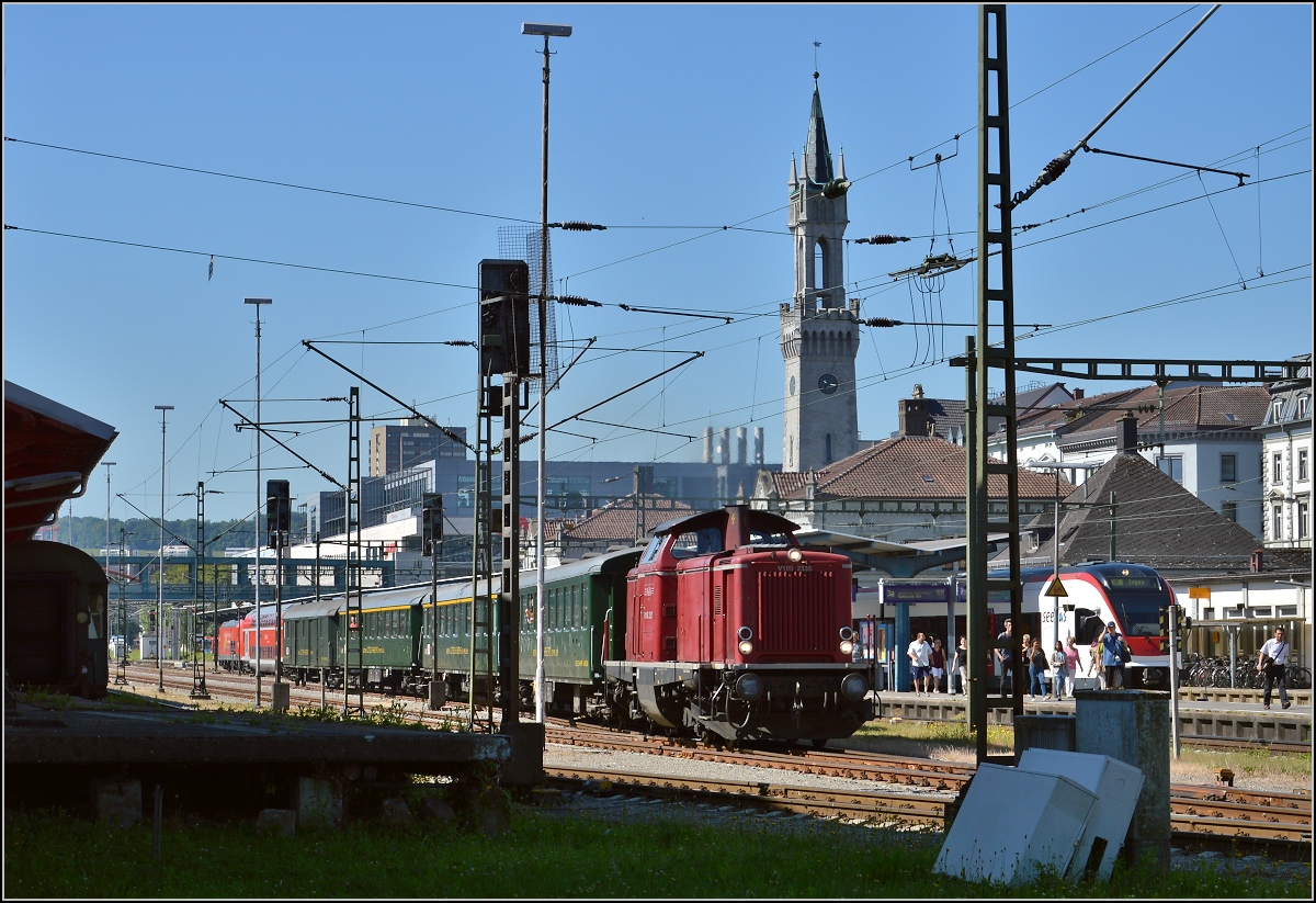 Oldistunden im Grenzbahnhof. 

Die heißeste Ansage im Bahnhof Konstanz: Bitte Vorsicht an Gleis 4, dieser Zug fährt gleich ab. Juni 2014.